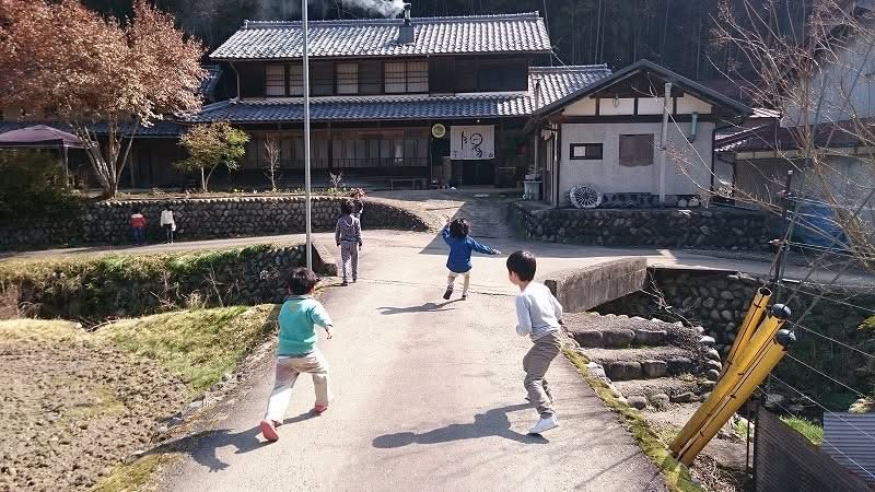 小川でサワガニとり